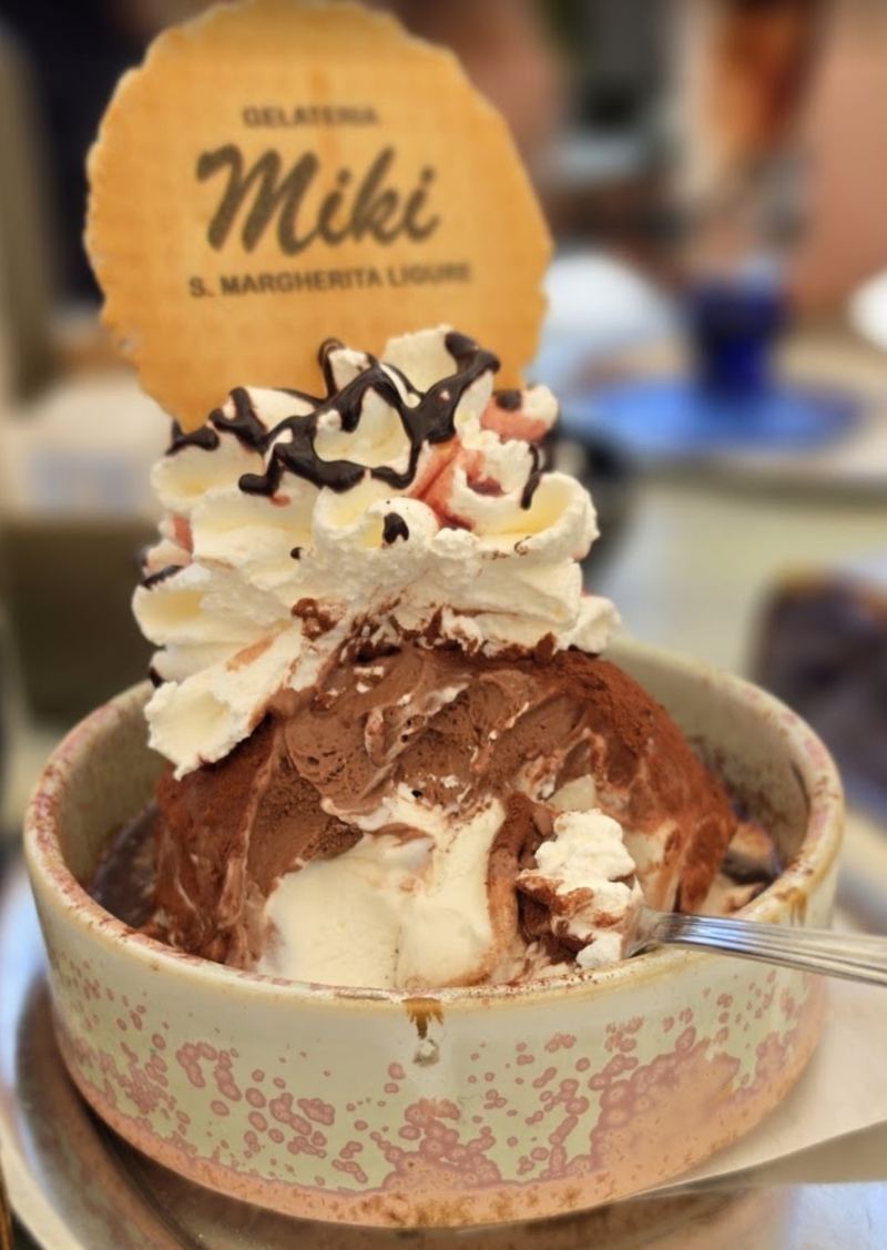 Coppa di gelato al cioccolato e fiordilatte con panna montata, salsa al cioccolato e wafer Gelateria Miki