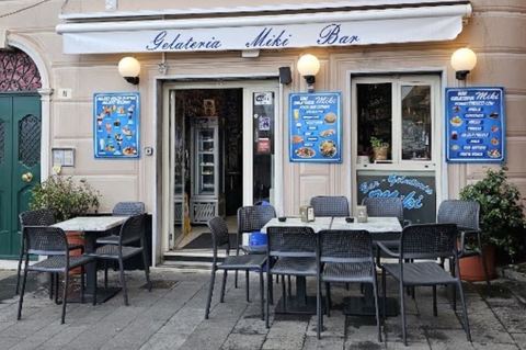 L’ingresso di Gelateria Miki Bar con i tavolini all’aperto